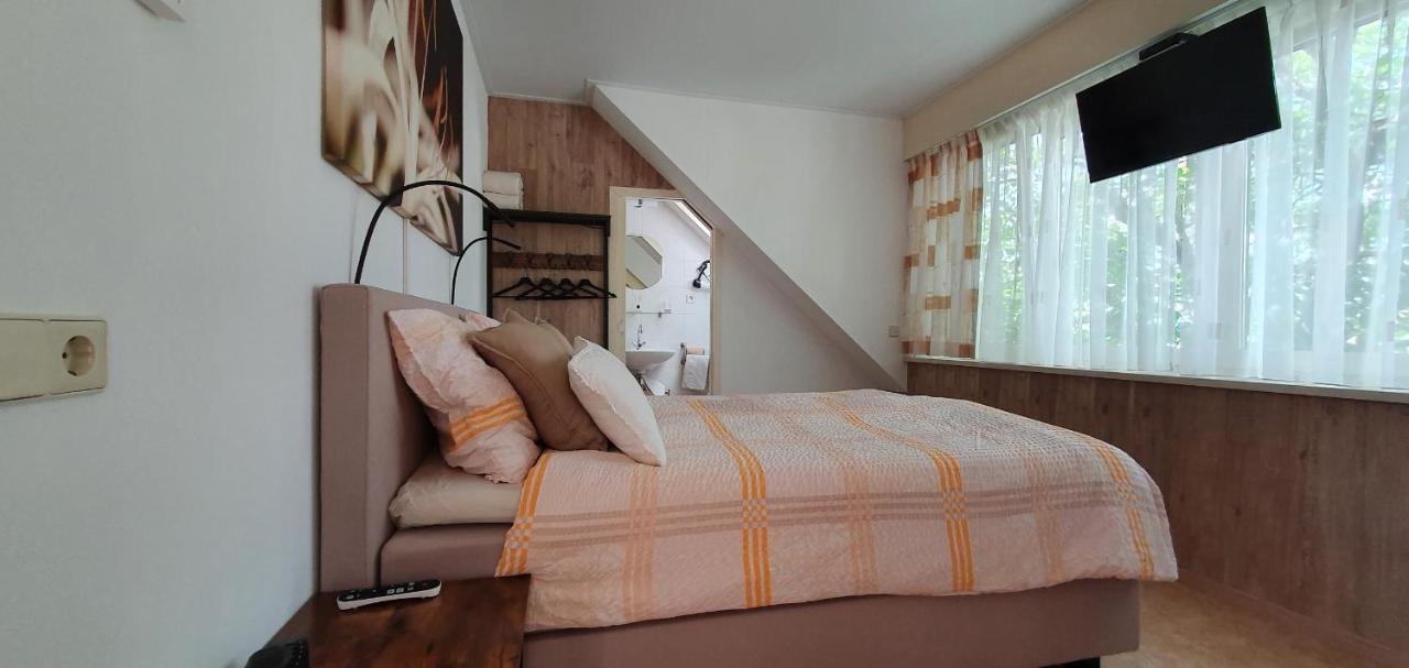 Knooppunt70 Bed & Breakfast *